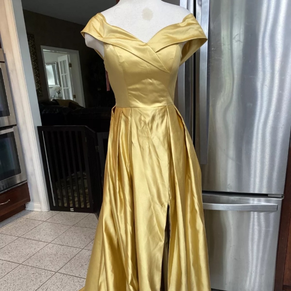 New Yishaer yellow gold gown size 2 prom